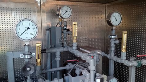 安装在管道上的压力表工业厂房水压测量高清图片下载-正版图片503557250-摄图网