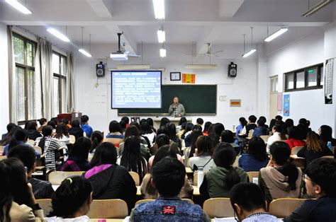 杨伟东老师为14级思政专业同学做优质政治课堂的讲座