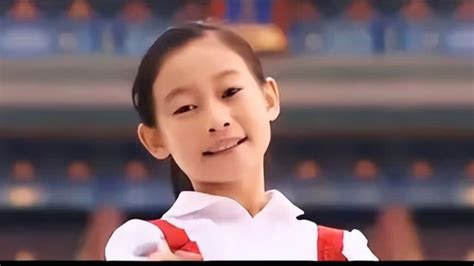 2008年，那个唱了《北京欢迎你》第一句的9岁女孩，如今怎样了？_腾讯视频