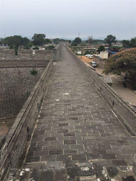 去西安旅行，一定要去走一次西安城墙，徒步、跑步、骑行都可以！