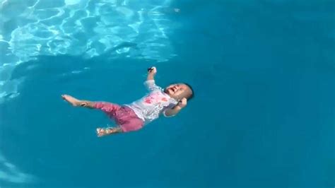 小宝宝学游泳，被大人漂在水面一脸挣扎难受的哭泣，看着心疼_腾讯视频