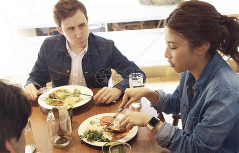 男人和女人一起吃饭就餐高清图片下载-正版图片502017572-摄图网