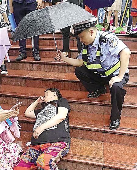 老人雨中摔倒 民警蹲着为她撑伞近20分钟_大渝网_腾讯网