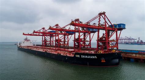“矿石湛江”轮靠泊湛江港︱华南首个40万吨散货码头重载调试成功-港口网