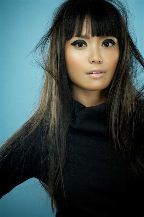 美丽的年轻亚洲女人的肖像和高清图片下载-正版图片505800449-摄图网