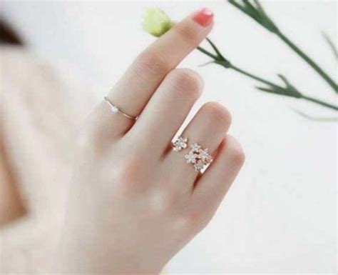 女孩子右手中指戴戒指代表什么 女生手指戴戒指的含义有哪些_婚庆知识_婚庆百科_齐家网