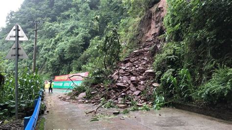 云南双江遭遇强降雨 境内多处道路塌方山体滑坡-图片频道