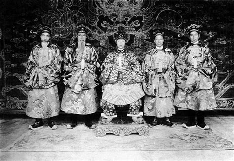 越南法属时期阮朝官员罕见旧照，全是穿明朝汉服蟒袍的近代越南人
