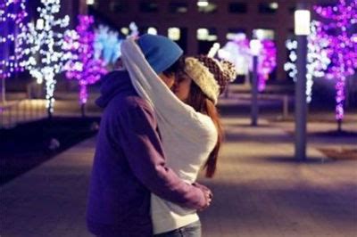 冬季夜晚光斑下情侣相拥接吻高清图片下载-正版图片501532189-摄图网