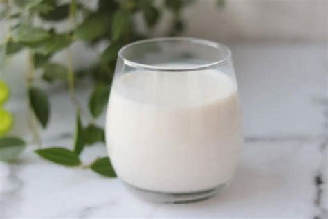 如何分辨过期牛奶的味道？ 牛奶或者酸奶若是已经到了保质期，或者过了一两天，但是没变色也没变味，还能喝吗?也许大家都存在这样的纠结：喝吧，担心 ...