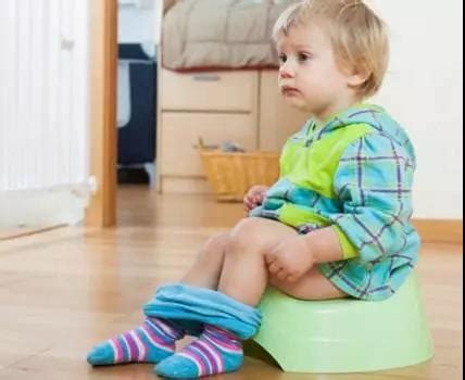 小孩尿频是什么原因导致的（宝宝总是想上厕所？可能是这3个原因导致的！） | 说明书网