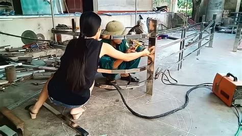 看一天200的焊工师傅是怎样焊接不锈钢护栏的，新手多学学_腾讯视频