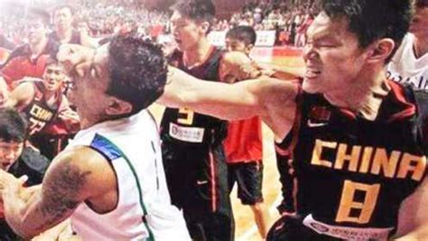 中国男篮VS巴西打架全回顾！朱芳雨的组合拳最让人印象深刻！