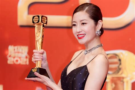 第35届香港电影金像奖颁奖典礼女星红毯服装_巴拉排行榜