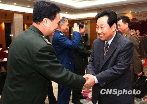 国防部外办主任钱利华与朝鲜驻华大使握手致意-新闻中心-温州网