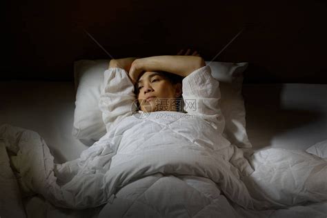 有失眠的女人躺在床高清图片下载-正版图片502688351-摄图网