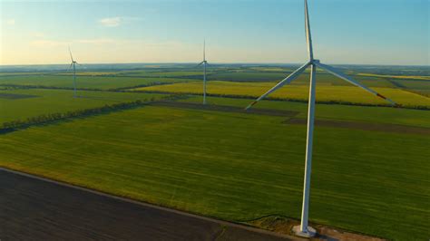 风力发电机在绿色田野中生产生态可再生电力视频特效素材-千库网
