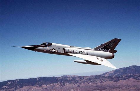 米格25——最大飞行速度超过3马赫，是高空高速截击机中的典型代表_腾讯视频