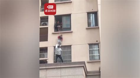 幼童坠落困在二楼平台 男子徒手攀爬管道救援_北京时间