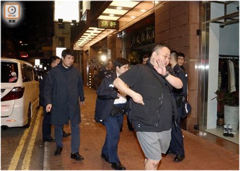 两名韩国游客在香港购买14块名表，结果被黑衣人抢走