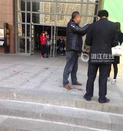 杭州萧山恒隆广场现砍人事件2人受伤 歹徒已被控制-辟谣网-浙江在线