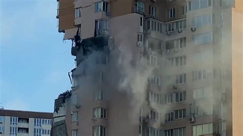 乌克兰多个城市再遭俄军空袭 两枚巡航导弹在基辅上空被击落_凤凰网