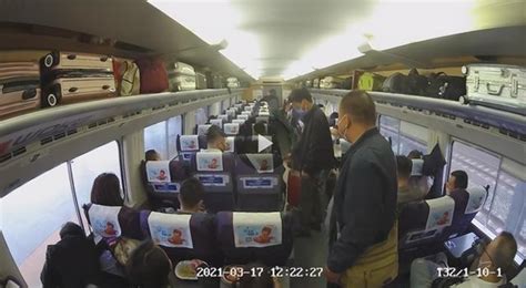 男子高铁上戴“鸭嘴兽”口罩吃苹果，网友评论亮了……(含视频)_手机新浪网