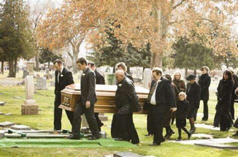 梦见死去亲人的葬礼什么意思 梦见死去亲人的葬礼预示什么 - 万年历