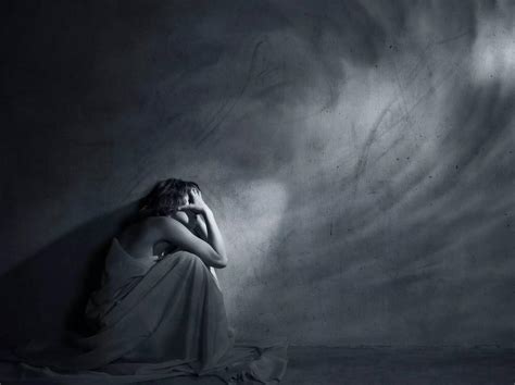 悲伤的轻女人患抑郁症,双手抱头高清图片下载-正版图片300072283-摄图网