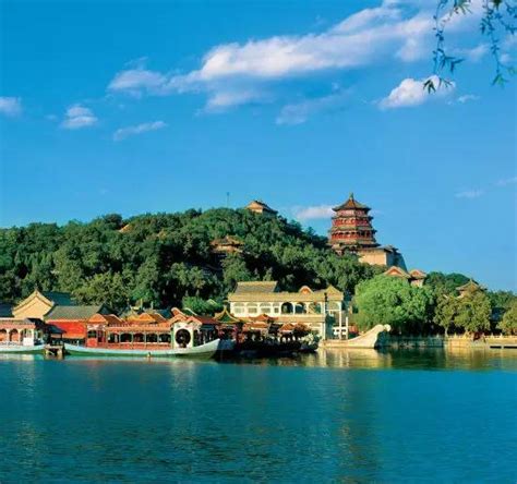 北京有几个地方历史悠久，古代建筑风格，外国游客都深深沉醉着|香山|沉醉|长城_新浪新闻