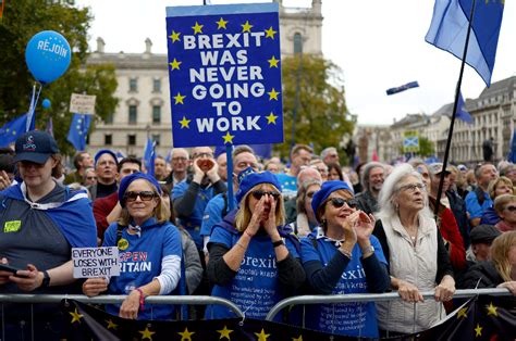英国数千民众游行要求重返欧盟，“脱欧是一种慢性死亡”
