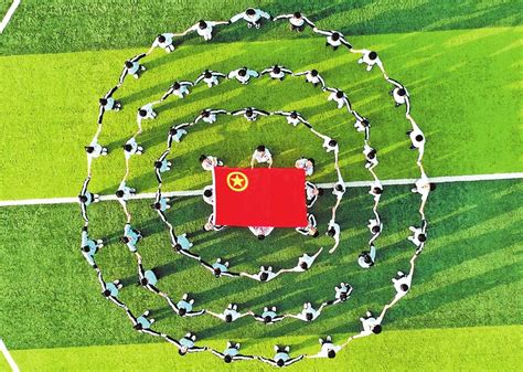 江苏张家港：中国邮政发行《中国共产主义青年团成立一百周年》纪念邮票-人民图片网