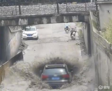 大连大雨桥洞积水俩车被淹 有关部门排水能力遭质疑_搜狐汽车_搜狐网