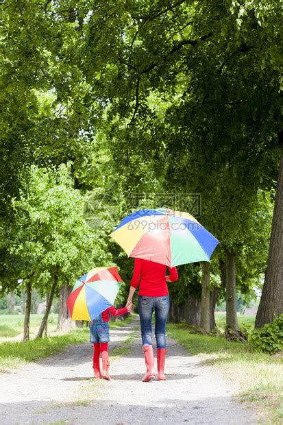 春巷里撑着雨伞的母女高清图片下载-正版图片504796390-摄图网