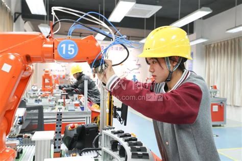 上海松江：机器人专业让学生有更多技能选择-人民图片网