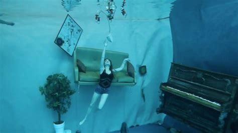 无重力水中人像摄影 摄影师的漂浮魔法_数码影像新闻-中关村在线