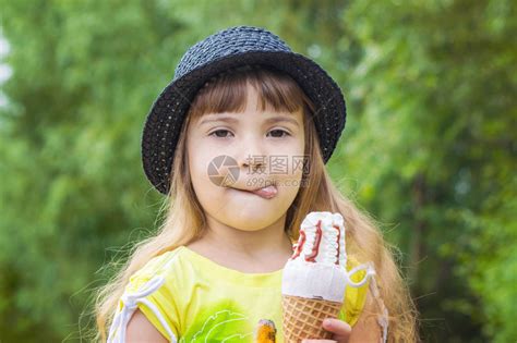 孩子吃冰淇淋高清图片下载-正版图片507577144-摄图网