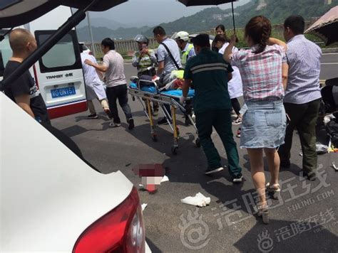 涪陵南滨路一小车与摩托车相撞，驾驶员被撞倒在地！满地是血...__凤凰网