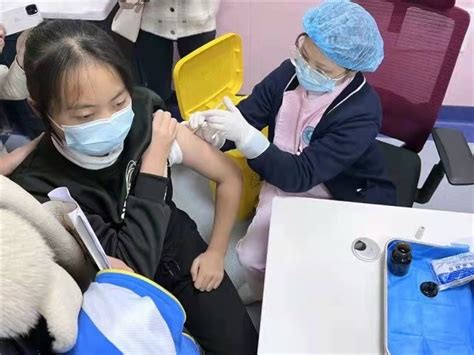 直击首针开打！成都13-14岁在校女生普遍接种HPV疫苗补助计划落地_四川在线