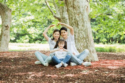 一家人坐在大树下休息高清图片下载-正版图片500933693-摄图网