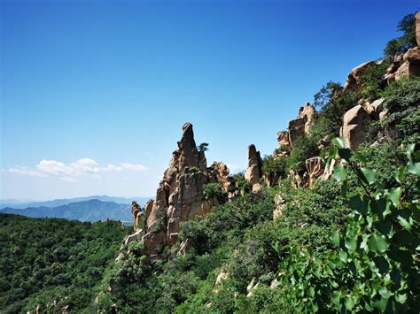 辽宁朝阳北票大黑山群峰竞秀景区是辽西地区难得的一片绿色山林