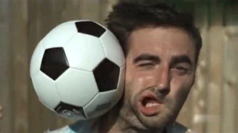 足球砸脸上慢镜头下是什么表情？老外作死挑战，表情太搞笑了_腾讯视频