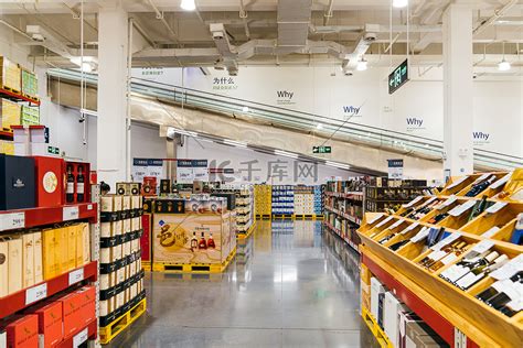 超市酒水区红酒货架超市摄影摄影图配图高清摄影大图-千库网