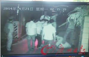广东：7男子当着警察面殴打保安(图)|小区|门禁_凤凰资讯