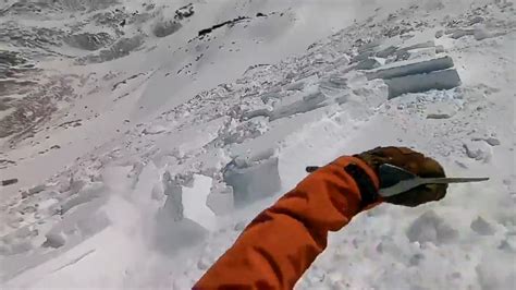 突发雪崩！美国一滑雪者拍下惊心动魄的逃命过程