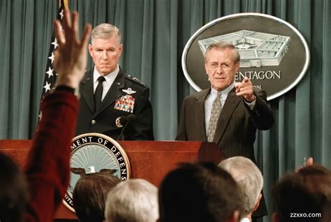 2002年3月，时任美国国防部长唐纳德?拉姆斯菲尔德（右）与参谋长联席会议主席、空军上将理查德?迈尔斯共同主持五角大楼新闻发布会。|ZZXXO