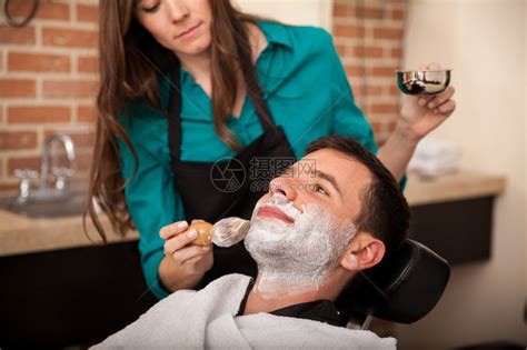 理发师为刮胡子准备脸高清图片下载-正版图片505232189-摄图网