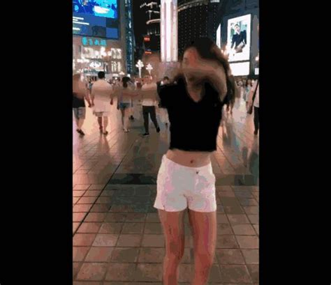 火爆抖音的夏日抖肩舞来啦！感受一下SNH48小姐姐的魔性舞蹈