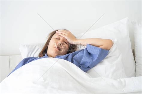 亚洲体温过低是用发烧来衡量的躺在床上给身体康复自己在家对患者进行医高清图片下载-正版图片506138910-摄图网
