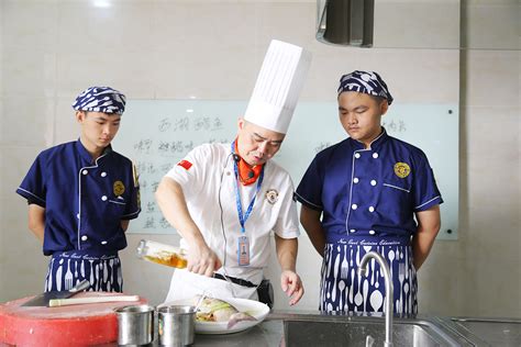 【教师专访】中餐教师唐陈：寓教于乐，让学生对上课充满乐趣_重庆新东方烹饪学校